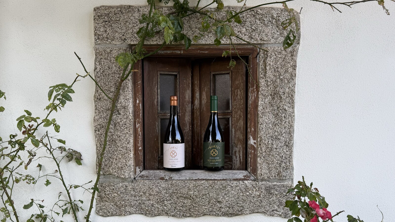 As duas garrafas de Alvarinho Sorte Wines numa janela de granito